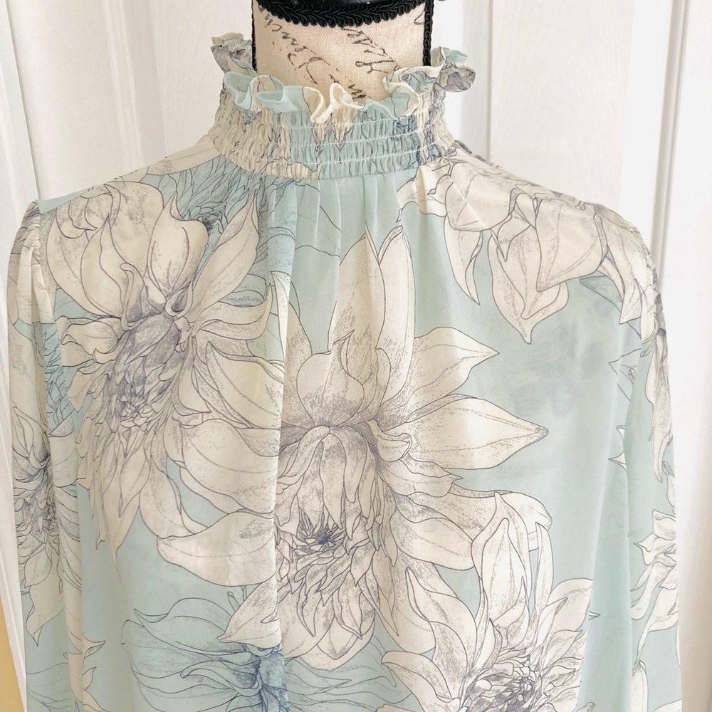 ✨Vince Camuto Mock-Neck Blouse✨ - Picture 4 of 10